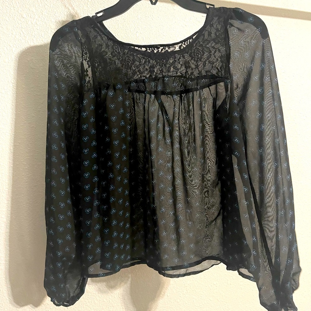 Blusa color negro, con estampado, small
